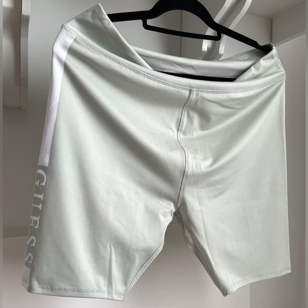 GUESS WOMEN XOLANI LOGO BIKE SHORT SIZE XL.